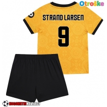 Otroške Nogometnih dresov Wolves Jorgen Strand Larsen #9 Domači 2025-26 Kratki rokavi (+ hlače)